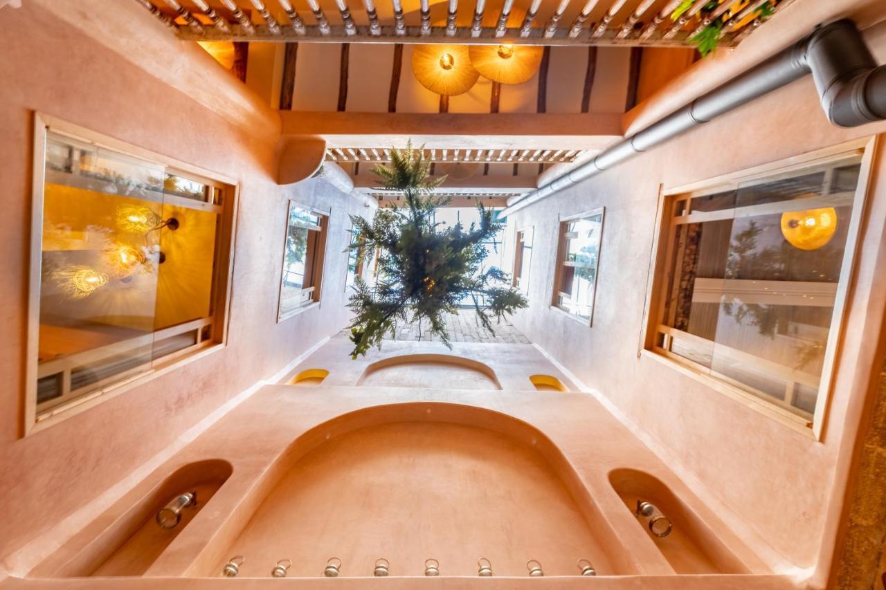 Mama Lova Hotel, Riad, Restaurant & Spa 에사우이라 외부 사진