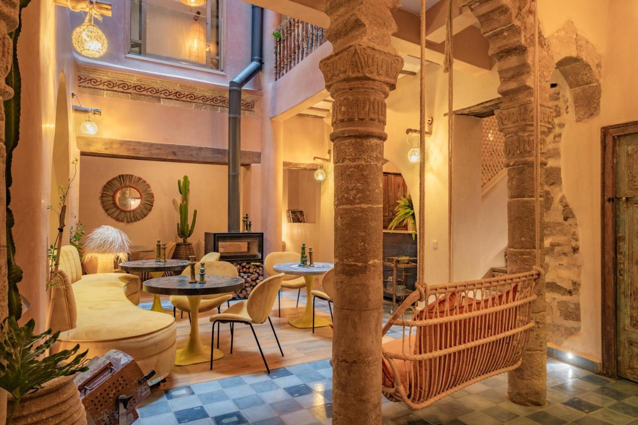 Mama Lova Hotel, Riad, Restaurant & Spa 에사우이라 외부 사진